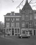 815301 Gezicht op de voorgevels van het pand Neude 39 (Lammerts van Bueren-Sport) te Utrecht; links de ingang van de ...
